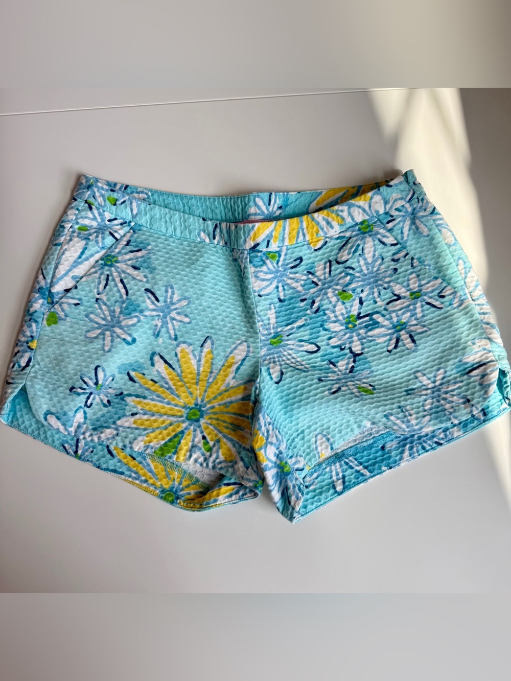Lilly Pulitzer EUC Adie Shorts Breakwater Blue Daisy Dance Size 2